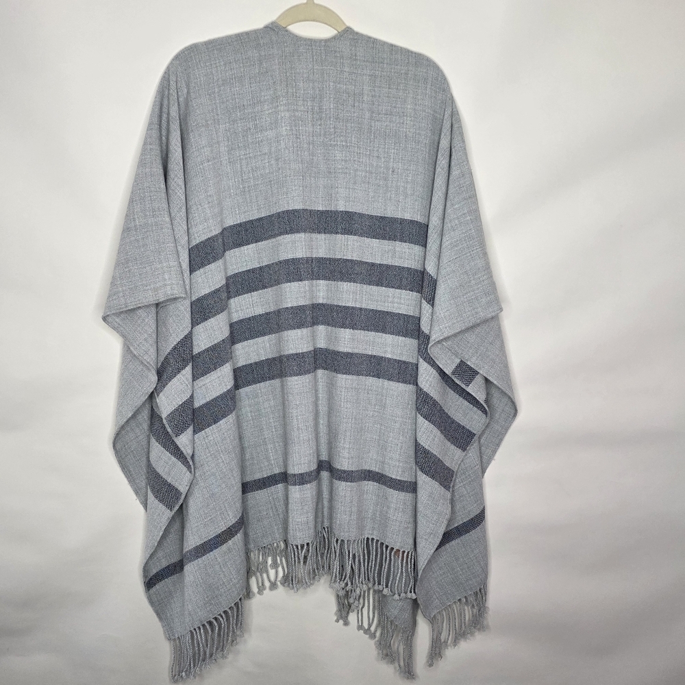 Mersea Fringed Travel Wrap With Pockets One Size Gray Cover-Up Topper Shawl — image 4 of 7